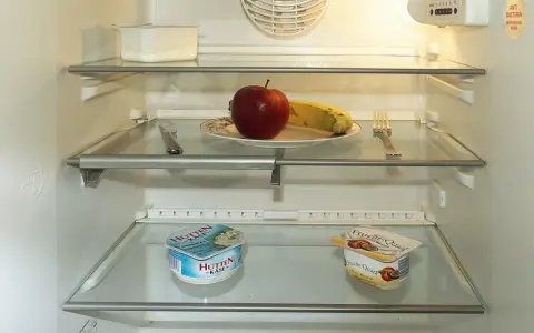 Jak rozmrozić lodówkę? Krok po kroku, bezpiecznie i bez błędów!