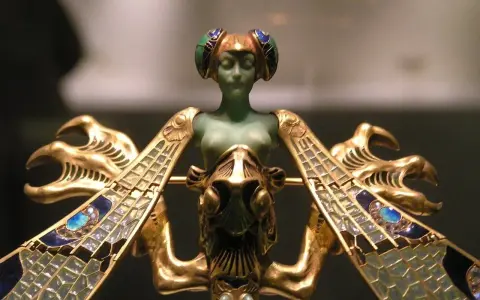 Magnifique broche art nouveau en or, émail bleu et vert, représentant une femme ailée aux ailes de libellule.