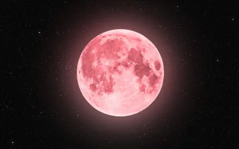 Różowy księżyc w strzelcu, otoczony milionami gwiazd, niczym kosmiczny łucznik celujący w nocne niebo.