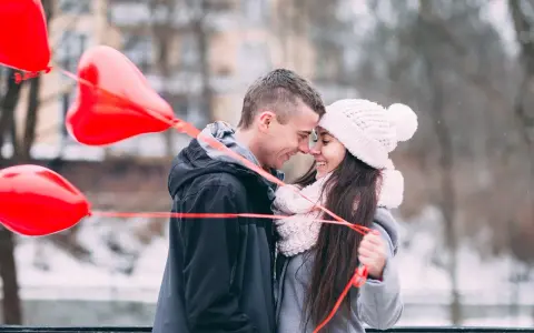 Para sprawia, że dziewczyna czuje się wyjątkowa, gdy mówi jej, że jest dla niego całym światem. Czerwone balony w kształcie serca dodają romantyzmu.