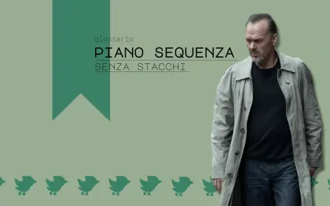 Uomo con trench e jeans, sullo sfondo la scritta "glossario PIANO SEQUENZA SENZA STACCHI".
