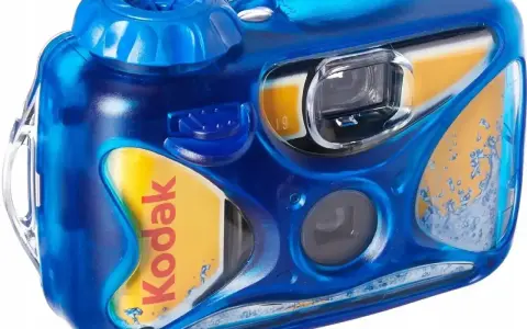 Niebieski aparat jednorazowy Kodak z żółtą wkładką. Idealny do uchwycenia letnich wspomnień.