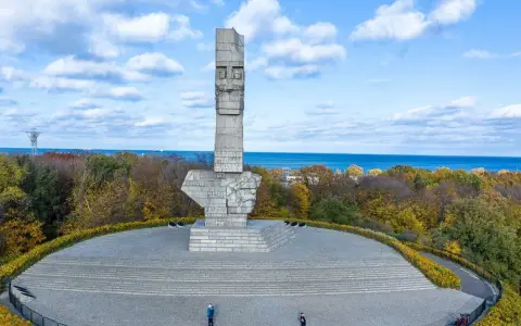 Pomnik Obrońców Wybrzeża na Westerplatte. Monumentalna rzeźba upamiętnia bohaterską historię obrony Polski.