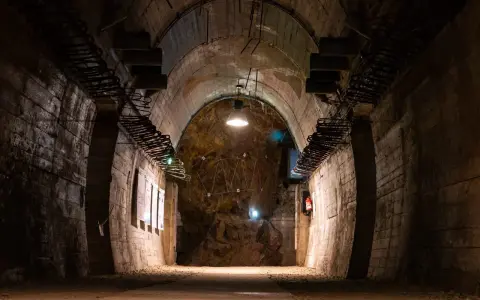 Wnętrze tunelu w Kompleksie Riese. Warto zobaczyć surowe ściany, odsłonięte zbrojenia i tajemniczą instalację na końcu.