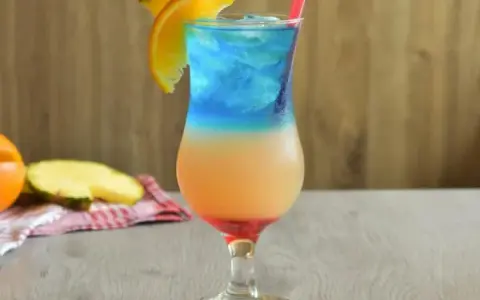 Blue Hawaiian: Prosty przepis na drinka z Blue Curacao i ananasem