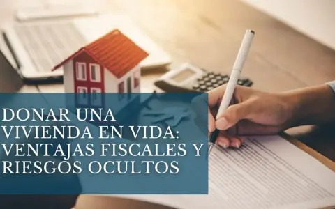 Mesa con maqueta de casa, calculadora y mano firmando un documento. Se puede regalar una casa, explorando ventajas fiscales y riesgos.