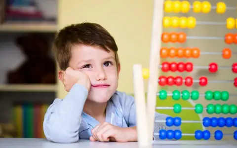 Un niño con TDAH puede llevar una vida normal, aprendiendo y jugando con su ábaco de colores.