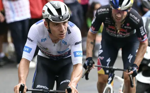 Remco Evenepoel im Rennen, sein Gehalt ist ein Thema, das Fans und Experten gleichermaßen interessiert. Er fährt konzentriert auf seinem Rad.