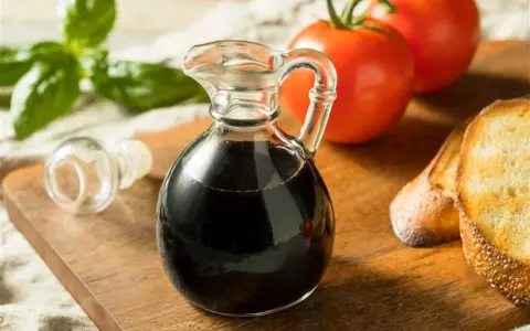 Jak zrobić sos balsamiczny? Lepszy niż kupny w 5 minut!
