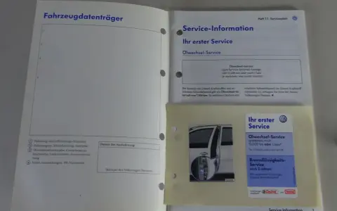 Ein offenes Serviceheft mit dem Titel "Fahrzeugdatenträger" und "Service-Information". Darunter Informationen zum Ölwechsel-Service und Bremsflüssigkeits-Service.
