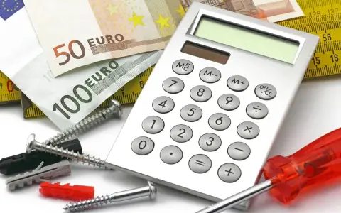 Calculatrice, euros, vis et cheville : tout pour estimer les ressources maprimerenov plafond.