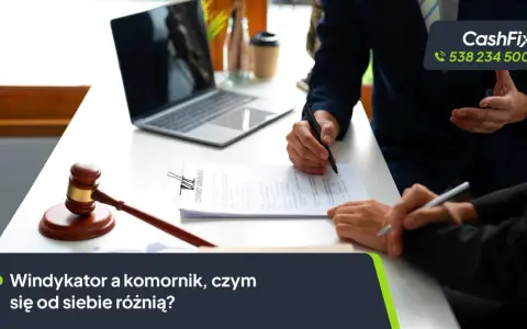 Wierzyciel kto to? Dwie osoby przy biurku podpisują umowę, obok młotek sędziowski i laptop.