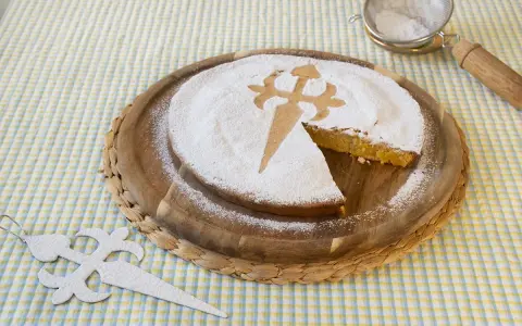 Tarta de Santiago, una de las chuches típicas de España, espolvoreada con azúcar glas y decorada con la Cruz de Santiago.
