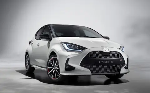 Biała Toyota Yaris Hybrid 130 z czarnym dachem i sportowymi felgami, gotowa na miejskie wyzwania.