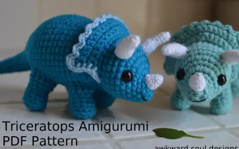 Dos adorables triceratops amigurumi, uno azul y otro verde menta, listos para tejer con este patrón gratis.