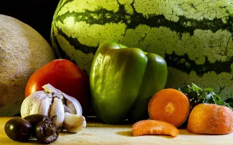 Arbuz, melon, pomidor, czosnek, oliwki, marchewki i zielona papryka. Czy papryka to owoc? To pytanie, które często zadajemy, patrząc na te warzywa i owoce.