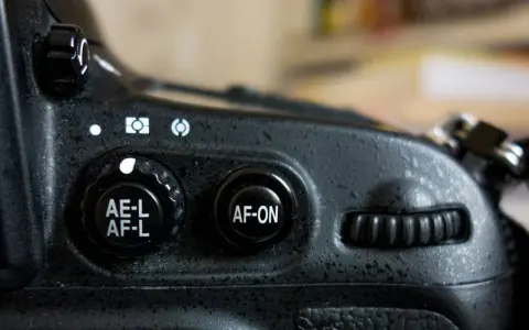Gros plan sur un appareil photo, montrant le bouton "AF-ON" pour le **back button focus**.