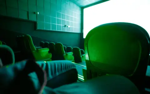 Puste zielone fotele kinowe, idealne jastrzębia góra atrakcje na niepogodę. Czekamy na film.