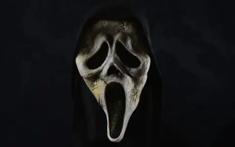 Maschera iconica di Ghostface, simbolo di horror paurosi, con cappuccio nero e sfondo scuro.