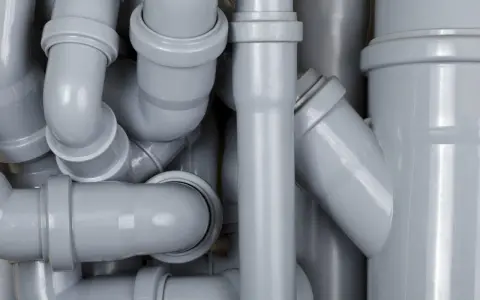 Un enchevêtrement de tuyaux gris en PVC, prêts pour un événement 100% plomberie.