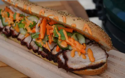 Ein köstliches Banh Mi Rezept: knuspriges Baguette gefüllt mit saftigem Schweinefleisch, knackigem Gemüse und cremiger Sauce.