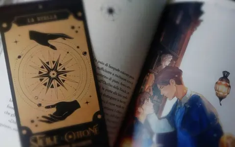 Segnalibro con "La Stella" e illustrazione di una coppia, tra pagine di libri romance fantasy.