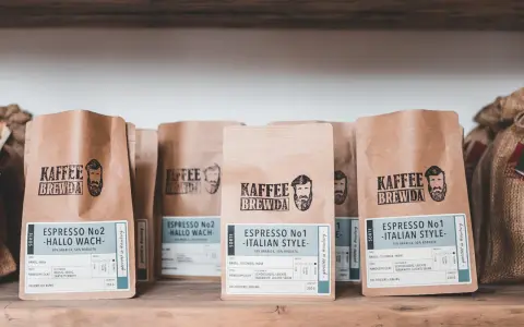 Kaffee-Tüten mit der Aufschrift "Espresso No1 - Italian Style" und "Espresso No2 - Hallo Wach". Perfekt für deinen Espresso Macchiato!