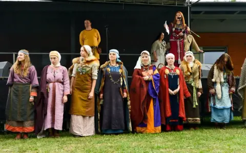 Suknia średniowieczna jak uszyć – uniknij najczęstszych błędów