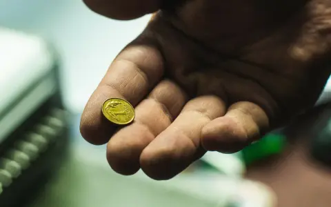 Dłoń trzymająca monetę 1 grosz. Może to być początek rytuału na pieniądze, symbolizujący mały krok do bogactwa.