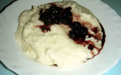 Puszysta kasza manna z wiśniami. Czy kasza manna ma gluten? Tak, tradycyjna kasza manna zawiera gluten.