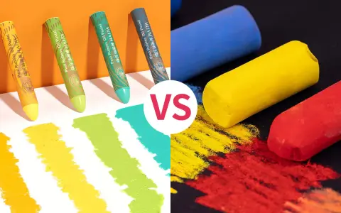 Comparaison de pastels à l'huile et de pastels secs. Des bâtonnets de couleurs vives sont présentés avec des échantillons de traits sur papier.