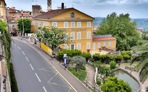 Visiter le vieux Grasse, la parfumerie Fragonard et son jardin verdoyant.