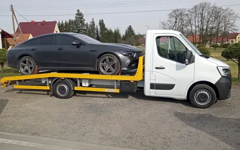 Auto na lawecie, ciemnoszary Mercedes. Zapewne zgodnie z przepisami dotyczącymi holowania auta.