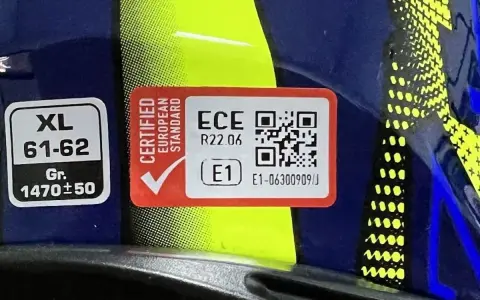 Etichetta ECE R22.06 su casco: ecco come capire se un casco è omologato. Indica certificazione europea e peso.