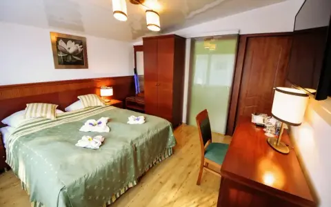 Przytulny pokój hotelowy z dużym łóżkiem. Zastanawiasz się, czy można wynająć pokój w hotelu nie mając 18 lat?