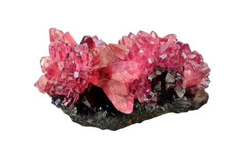 Cristalli di rodocrosite rosa brillante su matrice scura. Le sue proprietà sono note per stimolare amore e compassione.