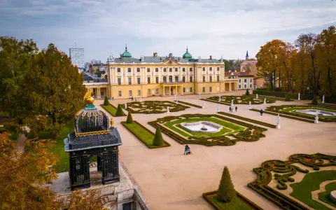 Pałac Branickich w Białymstoku, z barokowymi ogrodami i fontannami, to idealne miejsce, co zobaczyć w Białymstoku.