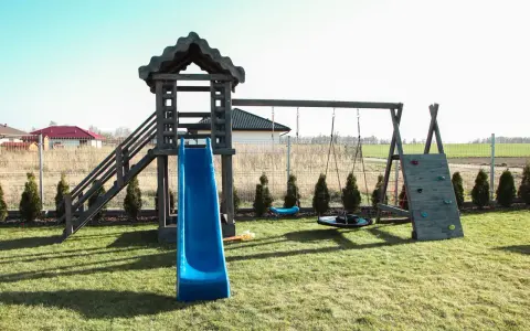 Skuteczne sposoby na zabezpieczenie drewnianego placu zabaw przed zniszczeniem