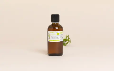 Flacon d'huile essentielle de Palmarosa bio. Bien que ses bienfaits soient nombreux, il faut connaître le danger potentiel de l'huile essentielle Palmarosa et l'utiliser avec précaution.
