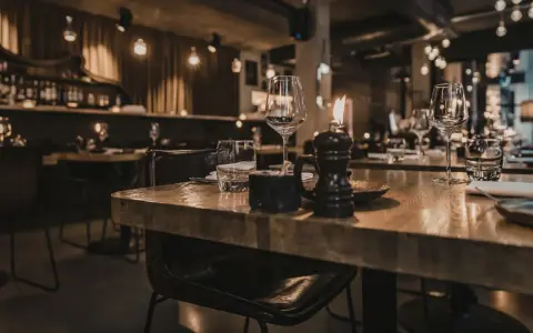 Mysig italiensk restaurang i Stockholm med tända ljus och dukade bord.