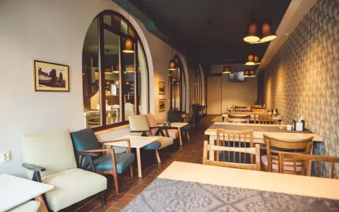 Przytulne wnętrze restauracji, idealne miejsce, gdzie zjeść w Chojnicach.