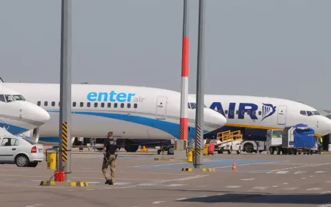Samolot Enter Air na lotnisku. Zastanawiasz się, ile zarabia stewardessa Enter Air?