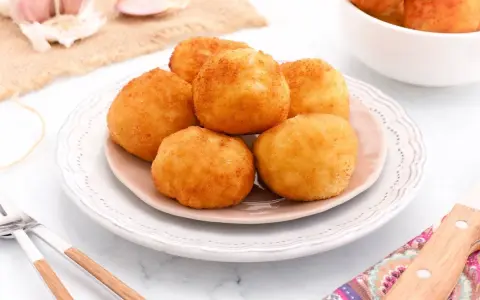 Deliciosas croquetas de gambas al ajillo, doradas y crujientes, listas para disfrutar.
