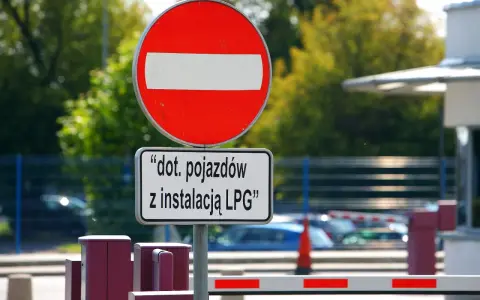 Znak zakaz wjazdu, informujący o ograniczeniu dla pojazdów z instalacją LPG.