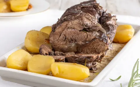 Un succulento brasato al barolo, tenero e saporito, servito con patate dorate.