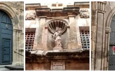 Drei Tore in Caravaca de la Cruz: ein blaues mit Kreuz, eine Statue über einem Schild und ein graues mit Plakat.