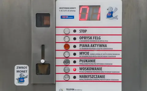 Panel sterowania myjni bezdotykowej: wybór programu mycia auta, od piany aktywnej po nabłyszczanie. Akceptuje monety 1, 2 i 5 zł.