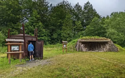 W muzeum wypału węgla drzewnego zwiedzający ogląda zabytkowy piec. Obok znajduje się kopuła z drewna i ziemi, świadectwo dawnych metod produkcji.