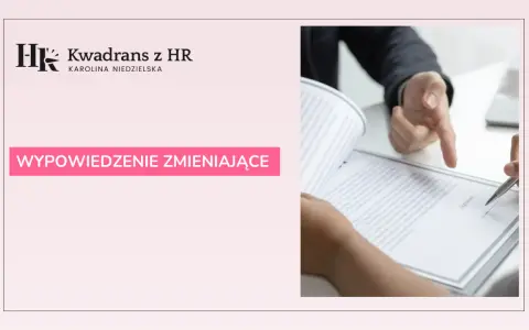 Ręce podpisują dokument, który może być wypowiedzeniem zmieniającym. Logo "Kwadrans z HR" sugeruje tematykę prawną.