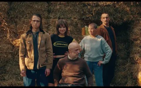 Pięcioro ludzi pozuje na tle sterty siana. To kadr z filmu na lekcję wychowawczą, który może zainspirować do dyskusji.